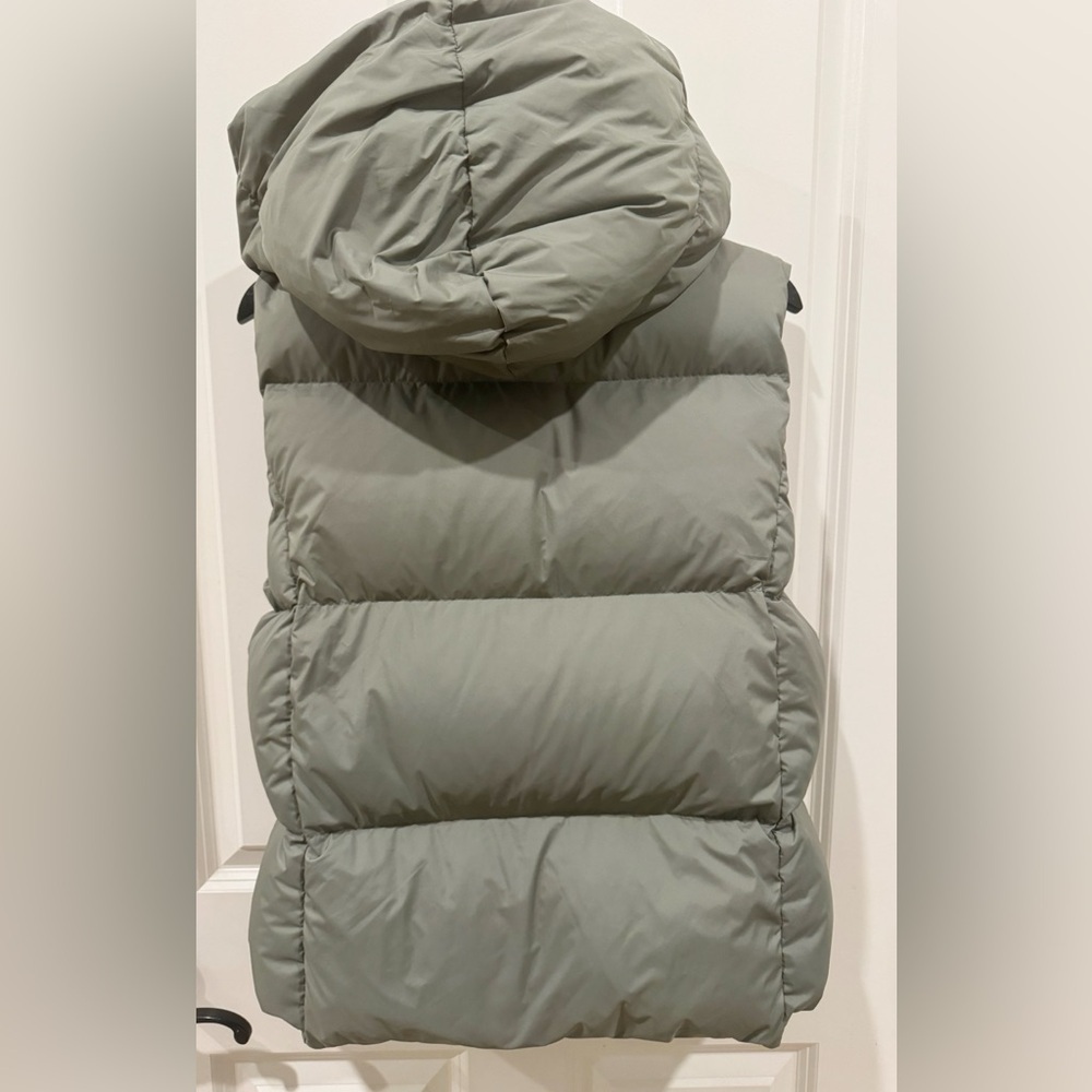 Babaton Duvet Puffer Vest women’s size small EUC Aritizia - Picture 3 of 11